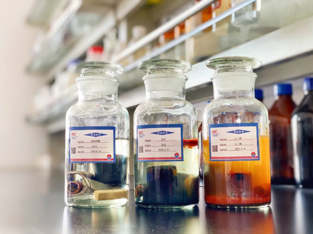 左一：冰河冷媒-4、左二：25%濃度鹽水、左三：30%濃度鹽水